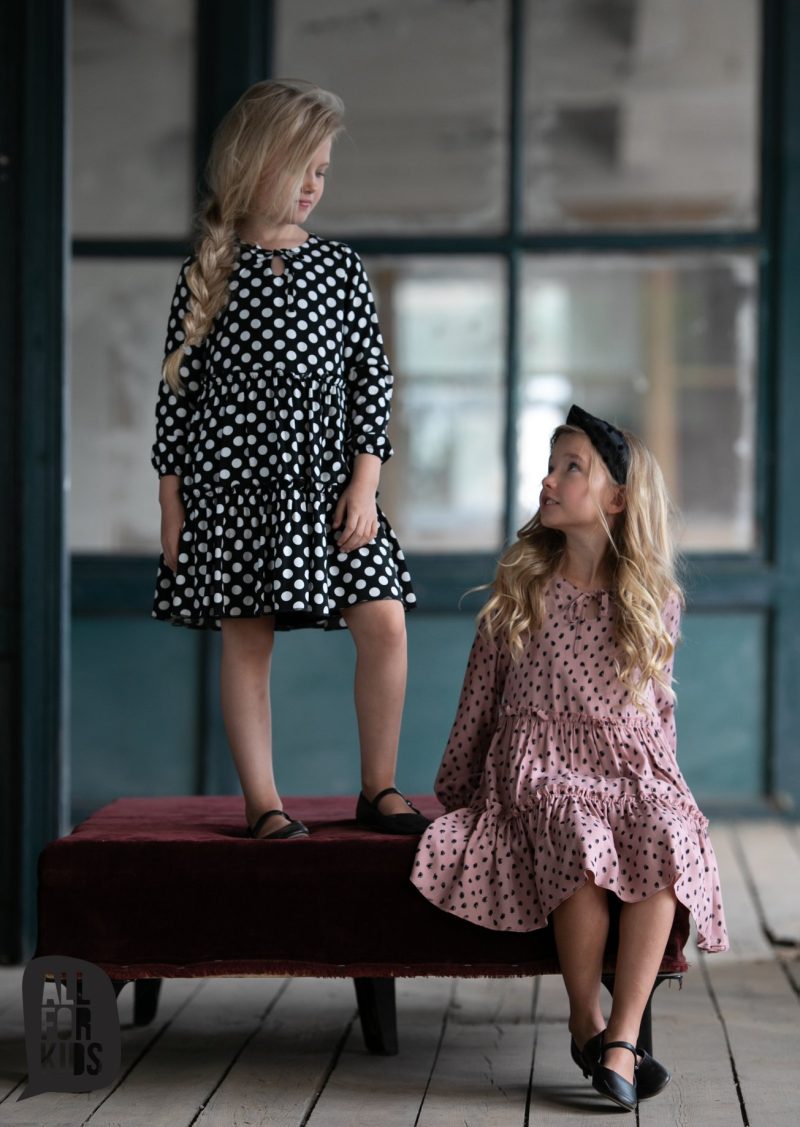 Czarna sukienka w białe grochy