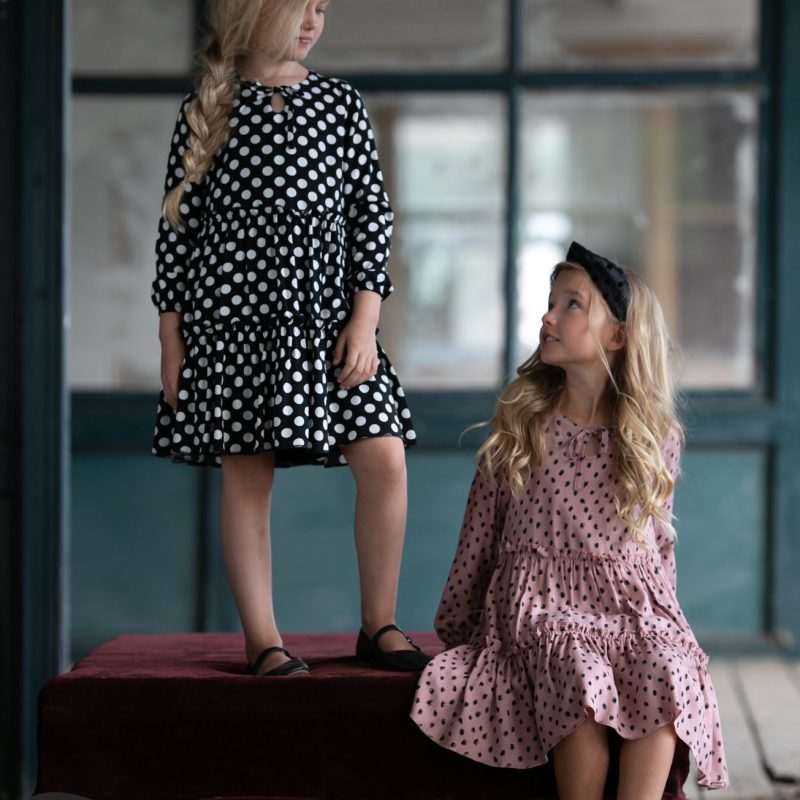 Czarna sukienka w białe grochy