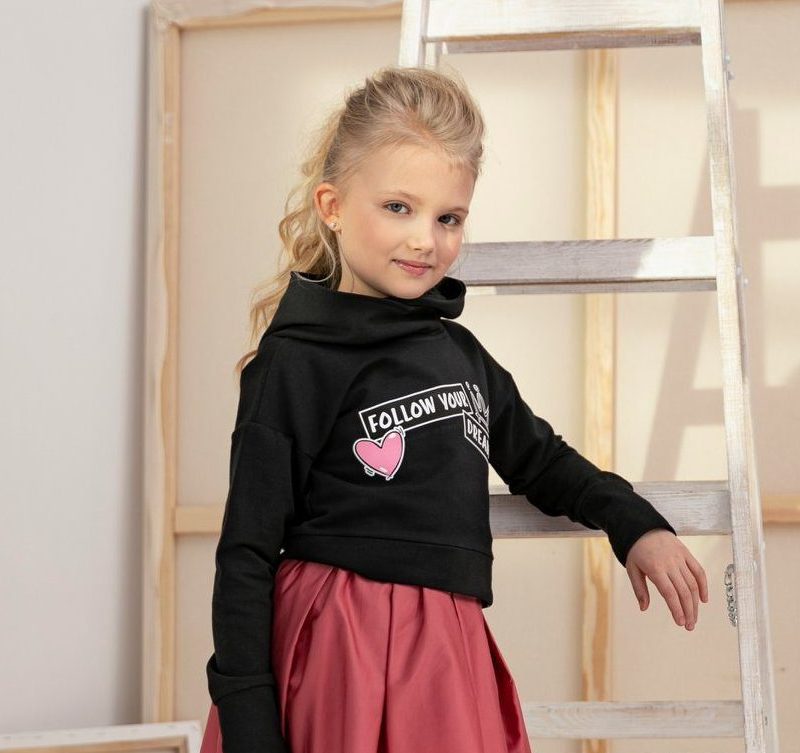 Czarna bluza z wycięciami na plecach