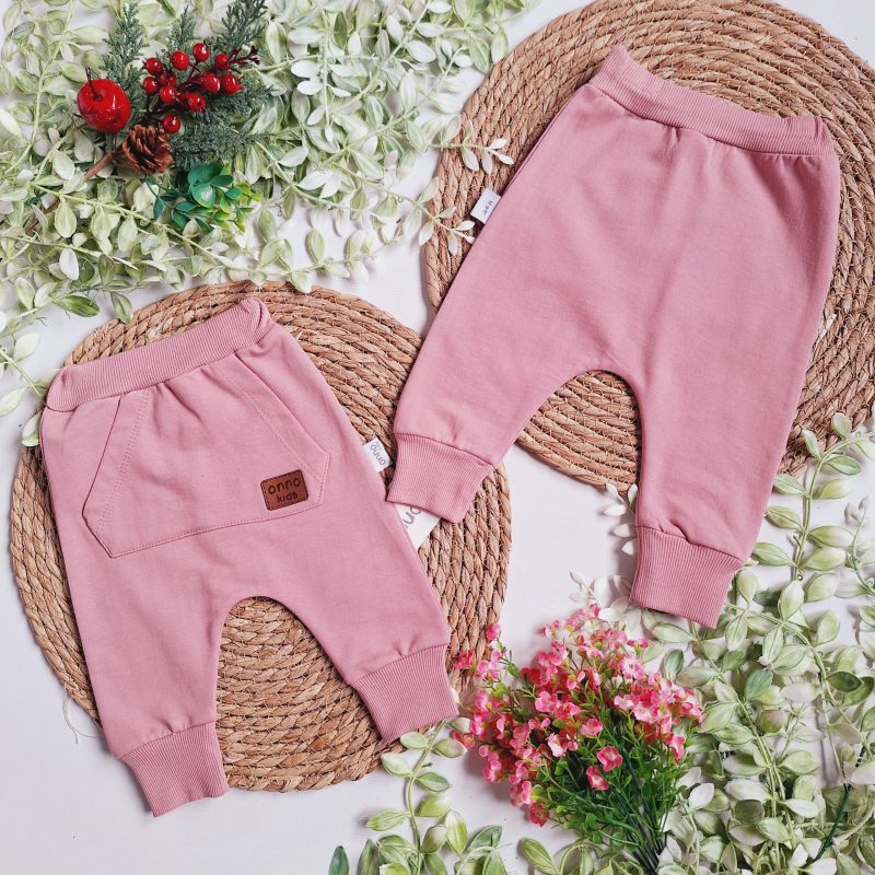 Różowe spodenki baggy